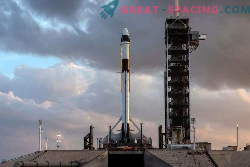 Le premier équipage de SpaceX sur la rampe de lancement