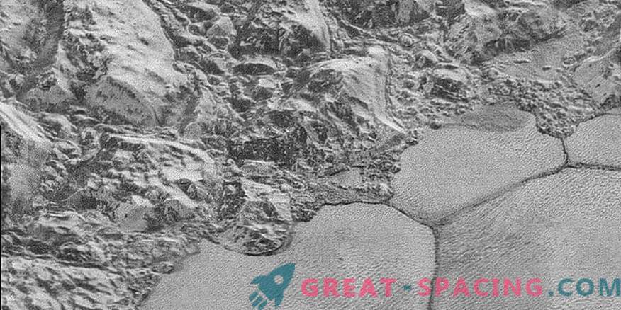 Gli scienziati svelano i segreti delle dune di Pluto