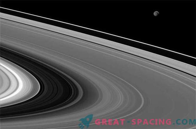 Mimas mystérieuse baigne dans les rayons du soleil de Saturne