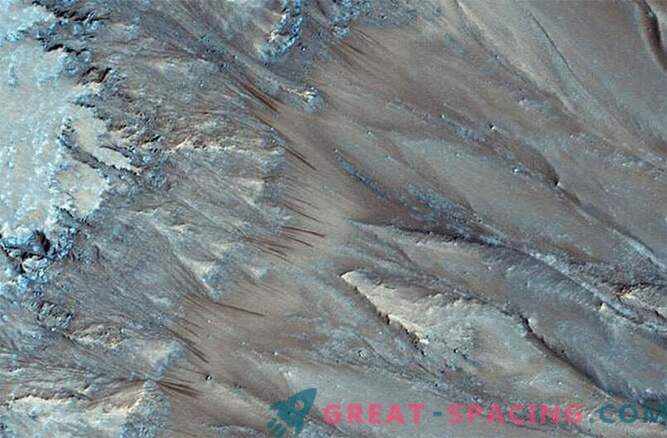 Tajemnica ujawniona: Na Marsie jest płynna woda