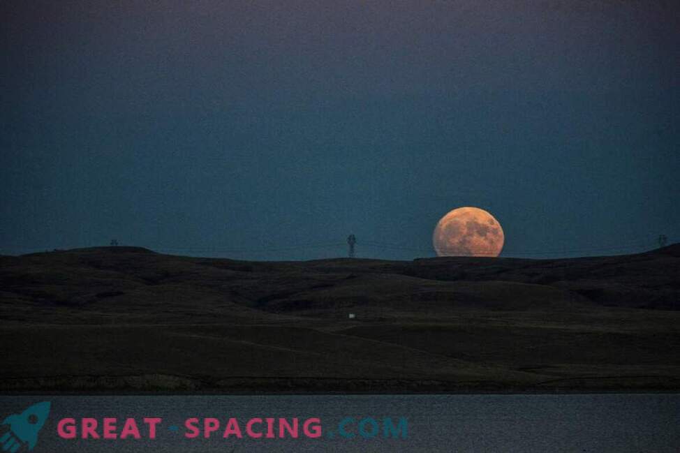 Rayonnement inoubliable de la grande lune au dessus de la Terre: photo