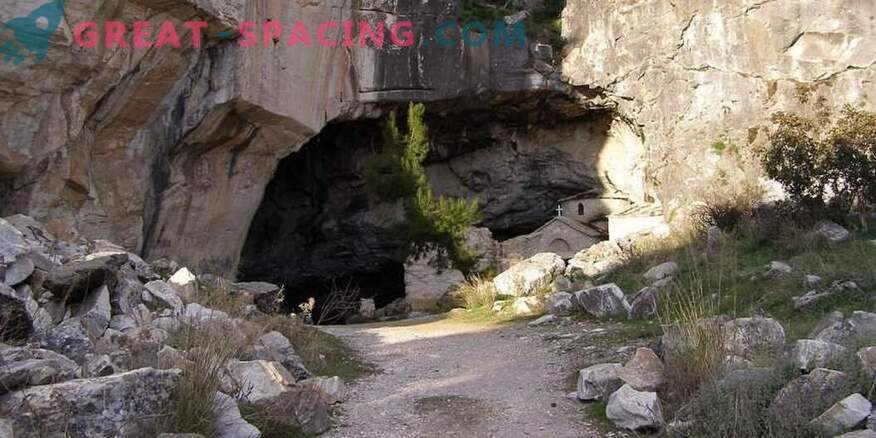 Strange activity in the cave Davelis. Scientific explanation and versions of ufologists
