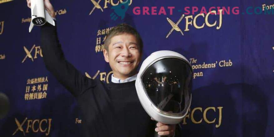 Un touriste japonais est prêt à s'entraîner pour le vol de la lune