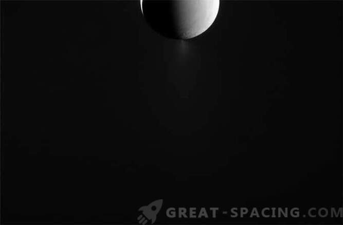 Cassini supervise les geysers d’Enceladus.