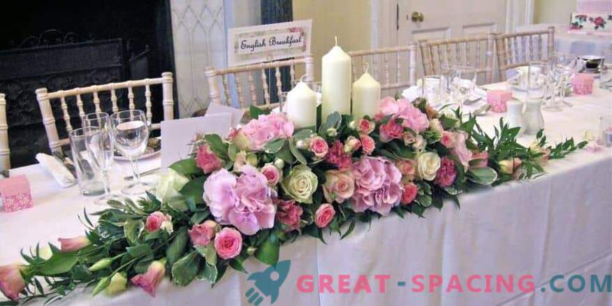 Comment décorer une fête de mariage avec des fleurs: conseils de fleuriste