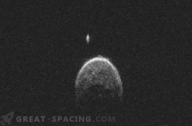 Un astéroïde volé a sa propre lune